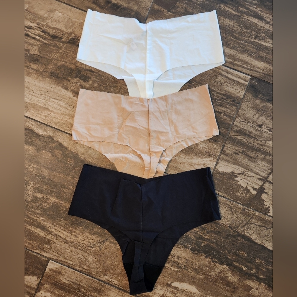 NWT Victoria's Secret Bundle: 3 New Thongs - Size XL - Picture 4 of 5